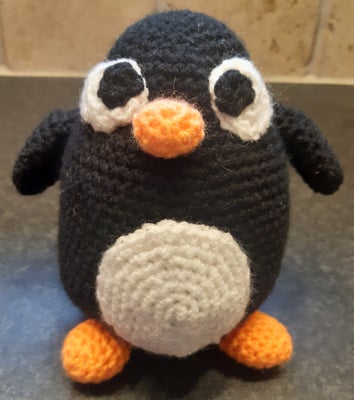 Pingvin hæklet, Hjemme lavet, Denne pingvin er lavet af acryl og uld og vat som fyld og er helt ny D
