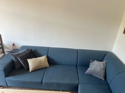 Sofa, stof, Sofa med brugsspor. 
Sofaen er i blå stof med stor chaiselong. Den kan skilles i to dele