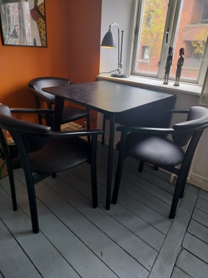Spisebord m/stole, Træ, b: 80 l: 80, Sælger mit spisebord pga flytning. 

Farve : Sort 
Målene : Bre