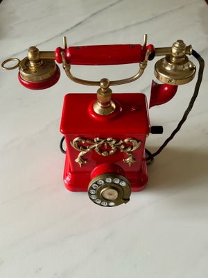Telefon, Virkelig smuk ældre telefon i rød og guld - meget velholdt.
Sælges for 2000,- 
