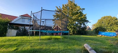 Trampolin, Berg, Berg Trampolin. 
Diameter på springdugen er 360cm. Diameter på metalrammen er 420cm