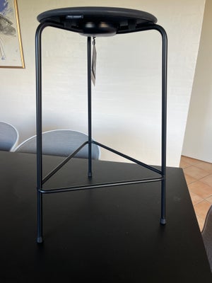 Barstol, Arne Jacobsen, High dot barstol. Sort ben og sort læder søde

Helt ny og ubrugt. 

Produkti