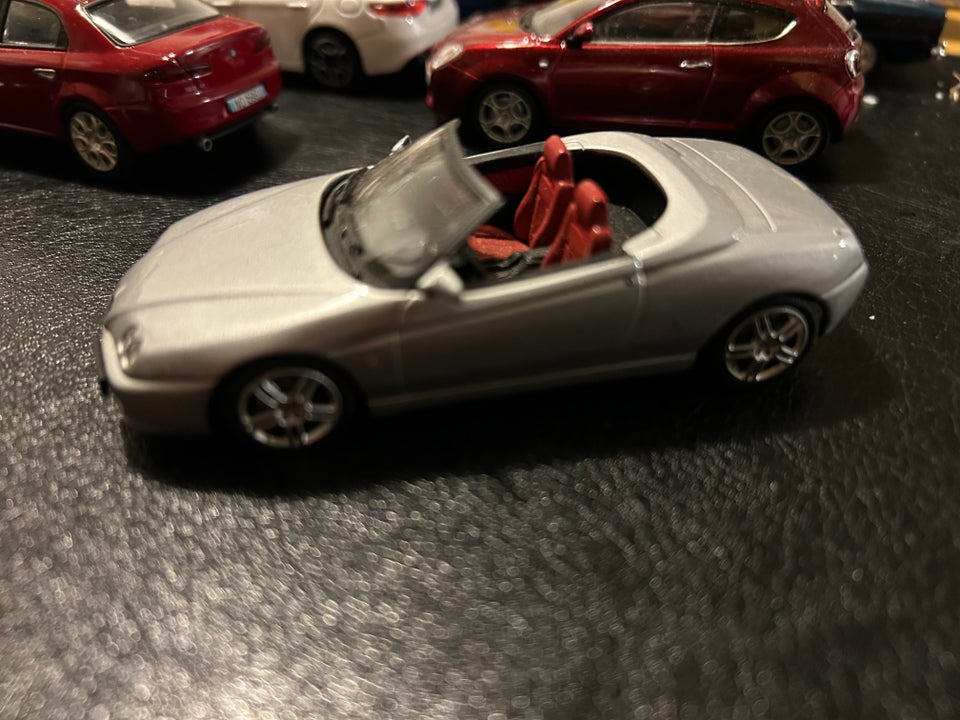 Modelbil, Minichamps Alfa gtv spider 2003, skala 1/43