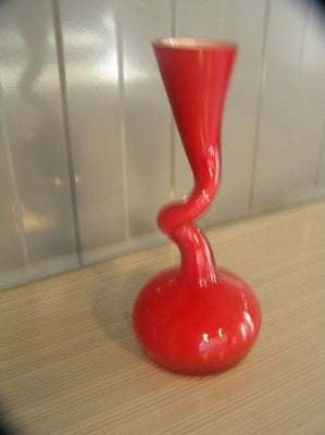 Vase,  Svingvase, Norman, Rød, højde 18,5 cm.