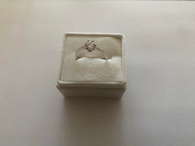Ring, sølv, 925, meget flot sølv ring med sten sælges for 100 kr- fast pris
str 54
stemplet 925
prio