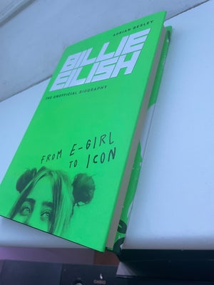 Billie Eilish bog, Adrian besley, emne: musik, Jeg sælger denne bog om Billie Eilish på engelsk. Har