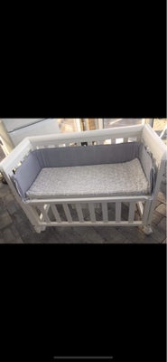 Anden barneseng, Bedside, b: 48 l: 89, Bedside seng til baby. 

102 cm længde

50 cm bred 

75 cm hø