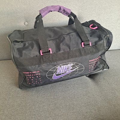 Weekendtaske, Nike, b: 30 l: 50 h: 25, Selling this vintage gym-/weekendbag by Nike. Good condition 