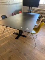 Konferencebord med seks Eames-stole