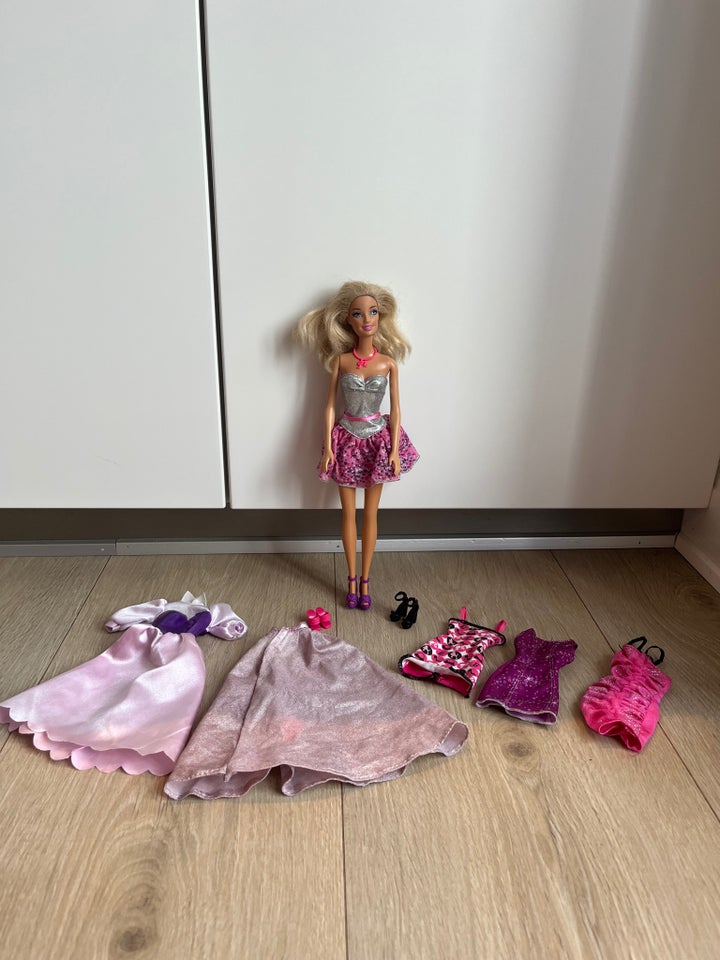 Solskoldning ret form Barbie, Barbiedukker m 4 ekstra kjoler og sko – dba.dk – Køb og Salg af Nyt  og Brugt
