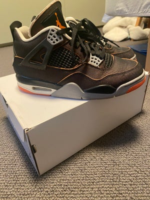 Sneakers, str. 39, Air Jordan,  Orange/sort,  Næsten som ny, Air Jordan 4 Retro sneakers i rigtig go