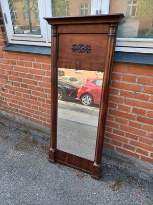 Vægspejl, b: 60 h: 125, Flot ældre antikt spejl i palisanderramme sælges for 999kr.

LEVERING KAN AF