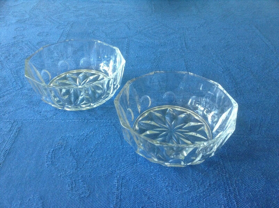 Glas, 2 små glas skåle ca. 11 cm i diameter.