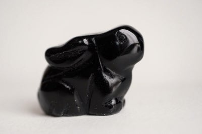 Smykker og sten, Krystal kanin - Obsidian, Vægt: ca 24 g

Længde: ca 4 cm

Højde: knap 3 cm - se bil