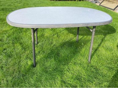 Campingbord, Ovalt campingbord meget solidt bordplade og
farve er grå. Det er i fin stand mærket er 