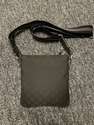 Skuldertaske, Gucci, Hej

Sælger hermed min meget fede og udgået Gucci Messenger Bag. Har ikke selv 