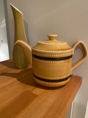 Keramik, The potte, Keramik the potte fra England. (Sadler)

12 cm høj/ senneps gul med brune stribe