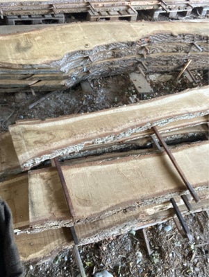 Planker, Egetræsplanker

Udvalg af tørre egetræsplanker.

65mm i tykkelsen, 2900mm løb længden og me