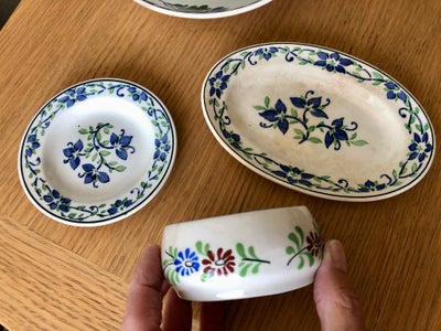 Fajance, Små fade og lille skål saltkar, Villeroy & Borch, To små vintage fade med blå og grønne blo