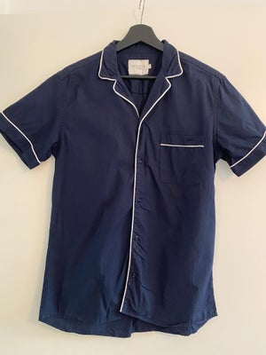 Skjorte, Les deux, str. S,  Blå,  Næsten som ny, Fed kortærmet skjorte i blå med hvid kant.
Sendes m