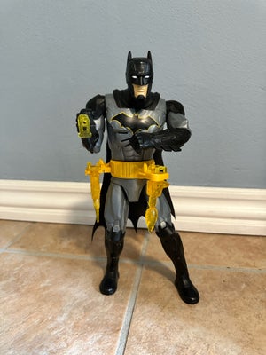 Batman figur, Marvel, 30 cm høj. Kan tale og skifte våben fra bælte. Inkl. våben