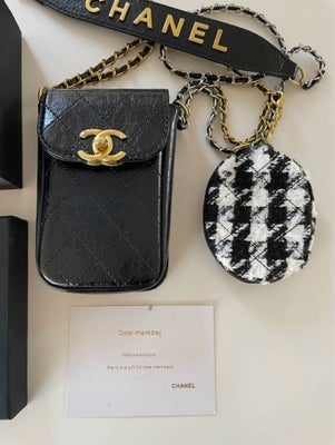 Crossbody, Chanel, andet materiale, Chanel mobiltaske, kommer med æske, snor og kort. Tasken er af M