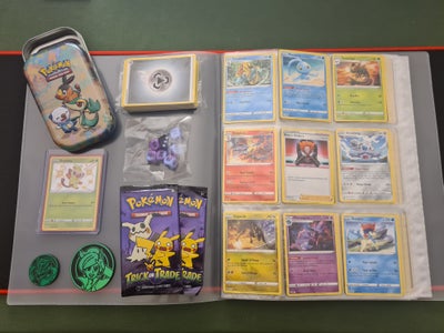 Samlekort, Pokemonkort, Pakken indeholder:

1x Mappe (plads til A4 forside og bagside)
Lidt over 100