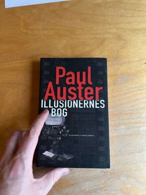 Illusionernes bog, Paul Auster, genre: roman, Af Paul Auster (2014)
Da universitetslæreren Zimmer fa