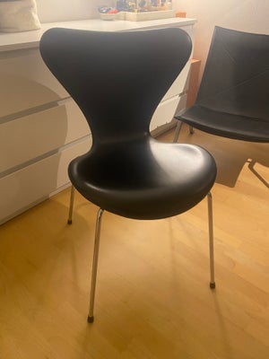 Arne Jacobsen, stol, 7’er syveren, læder. Fritz Hansen 7’er stol. I sort. Arne Jacobsen design. 

Er