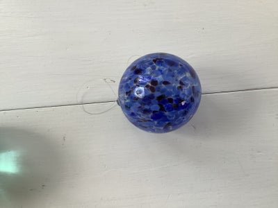 Glas, Kugle med ophæng, 
Mål: diameter 7,5 cm
Farve: blå og sort
Fremstår i hel og fin stand
50,- kr