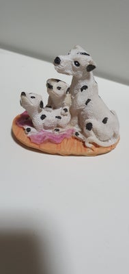 Samlefigurer, Figur, Figur - 3 hunde på lyserødt tæppe
Højde 7 cm
Længde 8 cm