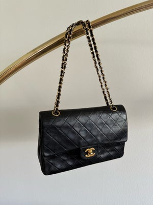 Crossbody, Chanel, lammeskind, Chanel Classic Flap taske medium sort med 24 karat Gold hardware. Køb