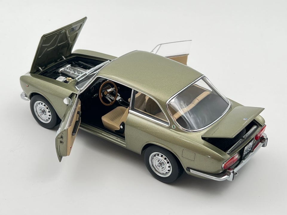 Modelbil, 1973 Alfa Romeo 2000 GTV, skala 1:18