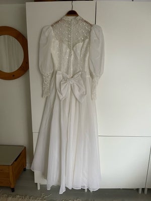 Brudekjole, str. 38, Polyester, Næsten som ny, Smukkeste vintage brudekjole med de fineste detaljer.