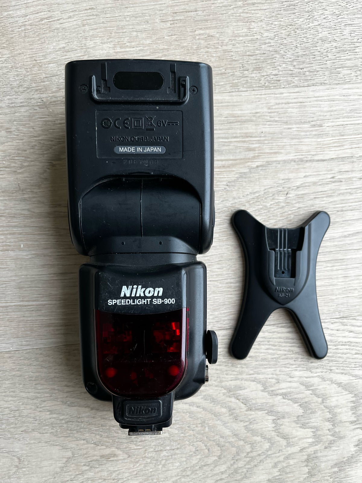 Nikon, Speedlight SB-900, God