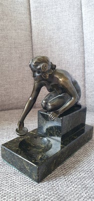 Bronze figur på marmor, Nøgen Kvinde i bronze, monteret på sort marmor sokkel.

Mål på sokkel 13 x 6