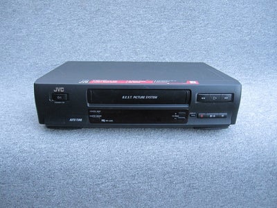 VHS videomaskine, JVC, HR-J240, Perfekt, 
- Sort,
- NTSC playback,
- 2 x Scart-stik,
- Afspiller fin
