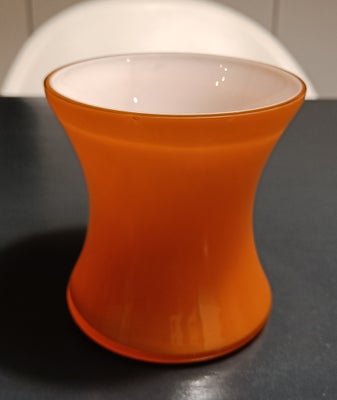 Glas, Vase, Ukendt, Smuk og lækker retro orange glas vase. Indvendig er den mælke / opal hvid. 
Måle