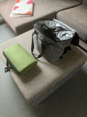 Picnic taske og tæppe, SAGAFORM picnic/ køletaske taske og tæppe.
Tasker er 34x28x22 ( 20L ) tæppet 