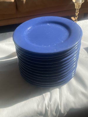 Keramik, Frokost/kagetallerkner, 13 frokosttallerkner i den smukkeste blå farve. Tre af tallerknerne