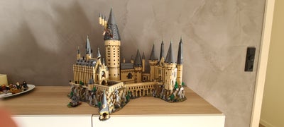 Lego Harry Potter, Hogwarts, Lego hogwarts slottet. Bygget en enkelt gang og kan afhentes samlet. 

