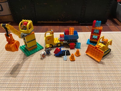 Lego Duplo, 10813, Stor Byggeplads, Komplet Duplosæt med 67 dele

Inkl.:
Bulldozer,
Kran,
Lastbil,
3