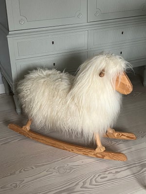 Gyngehest, Povl Kjer Rokkefår, Povl Kjer, Rokkefår af Povl Kjer, lavet af genbrugstræ og lammeskind.