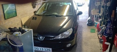 Peugeot 206, 1,6 Edition, Benzin, 2005, km 253000, sort, 3-dørs, Motor defekt. Står uden nr.plader.
