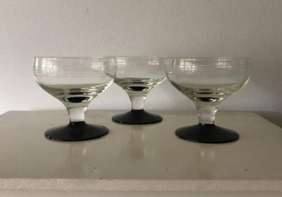 Glas, Champagne glas, Holmegaard, 
Champagneglas med sort fod og slebne streger

Prisen er for 3 stk