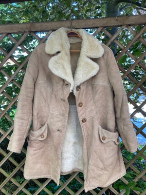 Frakke, str. S, BWS model ,  Lys Beige,  Imiteret  skind/pels ,  God men brugt, Super lækker frakke 