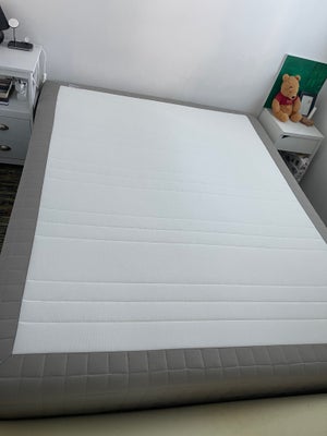 Dobbeltseng, Skårer fra Ikea, b: 160 l: 200, Seng fra Ikea inkl. topmadras 
160 x200
I rigtig god st