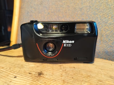 Nikon, AF200, God, Fuldautomatisk analog point and shoot kamera i den gode Nikon kvalitet.
Autofokus