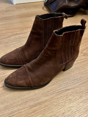 Støvler, str. 37, Bianco, Brune klassiske Chelsea boots fra bianco i ruskind. 
Hælhøjde 5 cm
Størrel