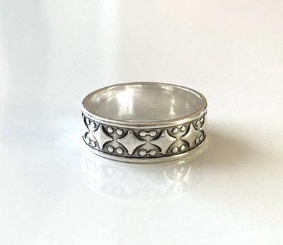 Fingerring, sølv, Sølvring med rhomber, Flot bred sølvring med rhombe mønster.
Bredden på ringskinne